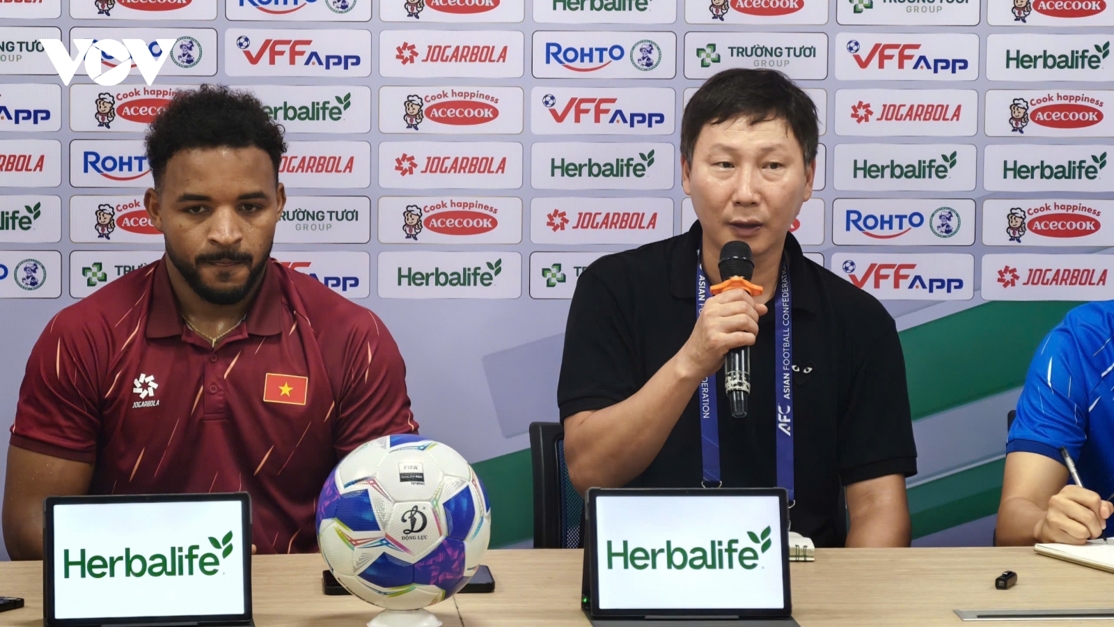 HLV Kim Sang Sik và Xuân Son nói gì sau trận ĐT Việt Nam thắng 3-1 Malaysia